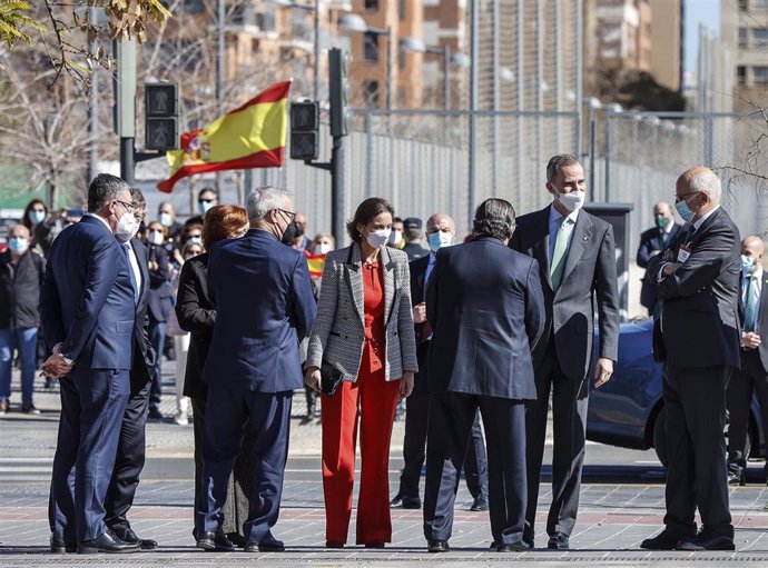 La ministra de Industria, Comercio y Turismo, Reyes Maroto y el Rey Felipe VI (d), a su llegada a la clausura de la Asamblea General de la Asociación Valenciana de Empresarios 2022, en L'Alqueria del Basket