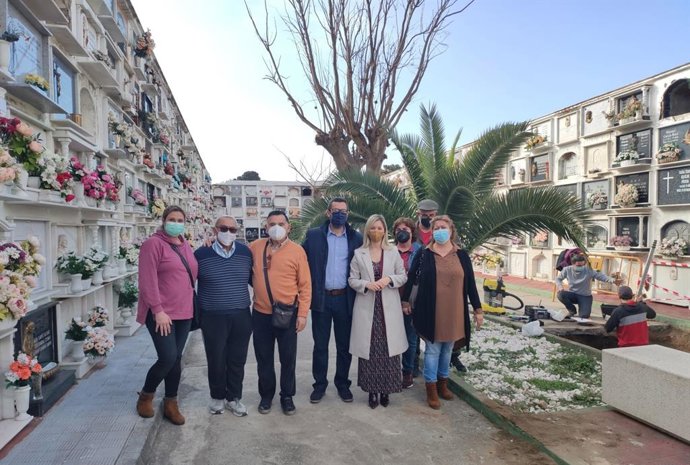 La responsable de Desarrollo Democrático de la Diputación de Cádiz, Lucía Trujillo, en el cementerio de La Línea.