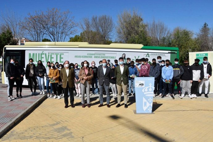 Acto en Tomares para la Tarjeta Joven de Transporte
