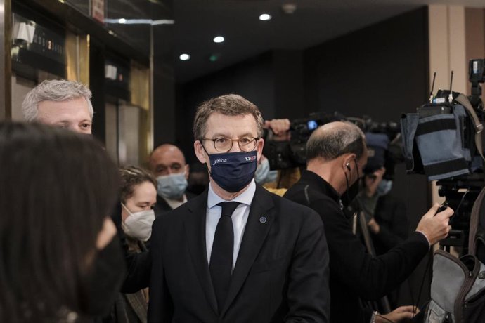 El presidente de la Xunta de Galicia, Alberto Núñez Feijóo, participa en la gala del 5 aniversario del Foro Empresa Pontevedra, en el hotel Galicia Palace, a 22 de febrero de 2022, en Pontevedra, Galicia (España). 