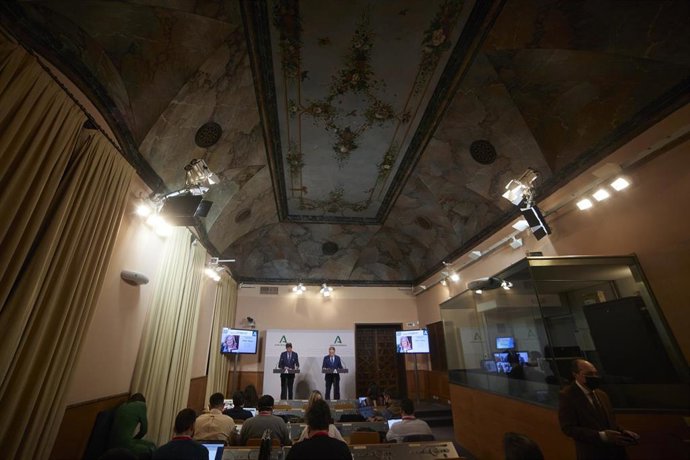 Detalle de la sala durante la rueda de prensa tras el Consejo de Gobierno en Palacio de San Telmo, a 22 de febrero de 2022 en Sevilla (Andalucía, España)