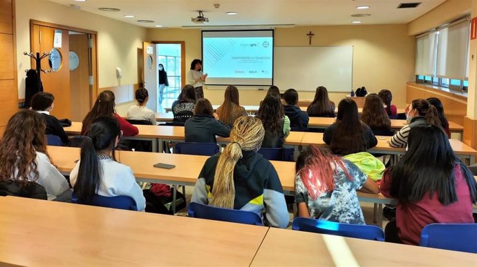 Una de las sesiones formativas del programa 'Liderazgo y Empresa' se ha desarrollado en la sede de CEU Andalucía en Cardenal Bueno Monreal.