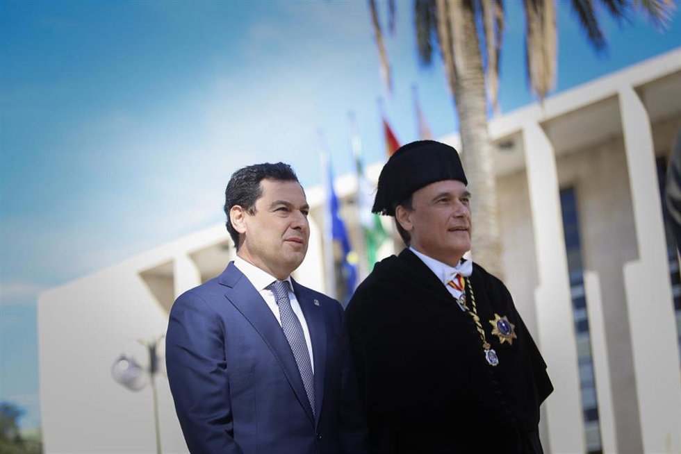 Archivo - El presidente de la Junta de Andalucía, Juanma Moreno, y el rector de la UCO, José Carlos Gómez Villamandos, en una imagen de archivo.