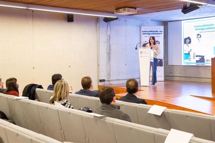 La conselleira de Emprego e Igualdade, María Jesús Lorenzana, inaugura el acto conmemorativo del Día Europeo por la Igualdad Salarial entre Mujeres y Hombres