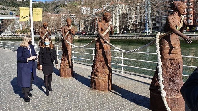 La diputada foral de Empleo, Inclusión Social e Igualdad, Teresa Laespada, y la directora de Obra Social de BBK, Nora Sarasola, anuncian los Premios Zirgari