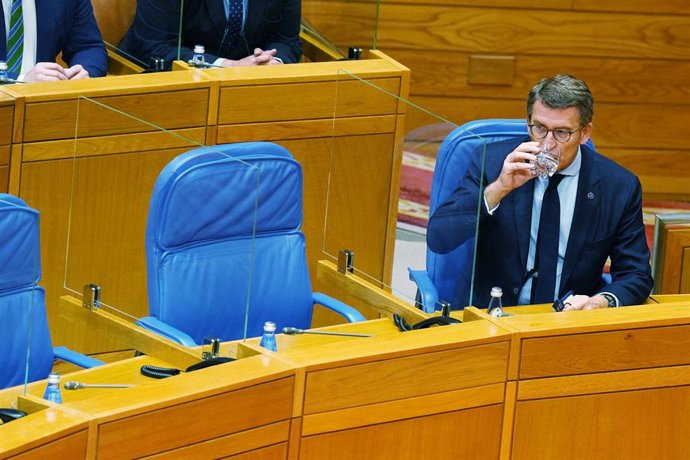 El presidente de la Xunta de Galicia, Alberto Núñez Feijoo, bebe agua al inicio de un pleno en el Parlamento Gallego.
