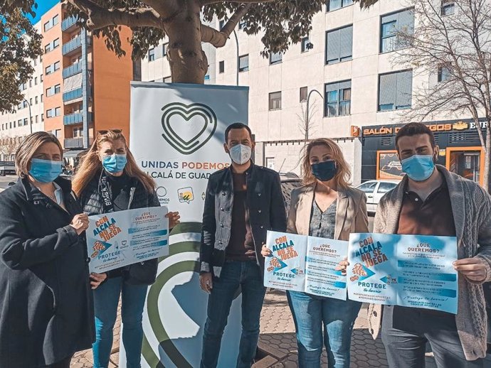 El portavoz de la confluencia IU-Podemos en el Ayuntamiento de Sevilla, Daniel González Rojas (en el centro de la imagen), ha visitado Alcalá de Guadaíra para conocer los trámites para frenar las casas de apuestas.