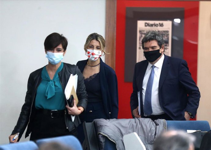 (I-D) La ministra Portavoz, Isabel Rodríguez; la vicepresidenta segunda y ministra de Trabajo y Economía Social, Yolanda Díaz y el ministro de Inclusión, Seguridad Social y Migraciones, José Luis Escrivá, tras la reunión del Consejo de Ministros.