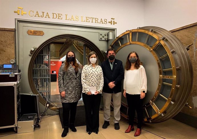 Homenaje a José Hierro en el depósito de su legado en la Caja de las Letras del Instituto Cervantes .