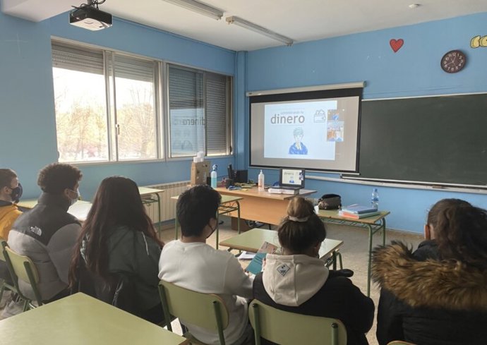 La Caixa y el Instituto de Estudios Financieros formarán a 680 jóvenes madrileños en cultura financiera.