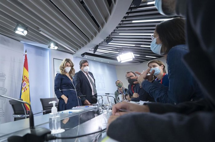 Archivo - La vicepresidenta segunda y ministra de Trabajo y Economía Social, Yolanda Díaz, y el ministro de Inclusión, Seguridad Social y Migraciones, José Luis Escrivá