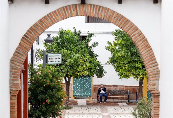 Archivo - Un señor mayor sentado en un banco de la plaza del pueblode Genalguacil (Málaga),