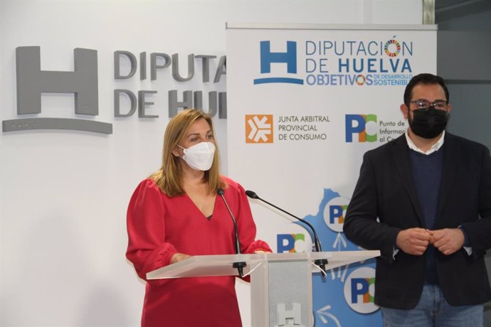 La diputada de Presidencia, Belén Castillo, y el coordinador de la Unidad de Consumo de la Diputación  han realizado el balance de esta unidad y de la Junta  Arbitral Provincial del año 2021
