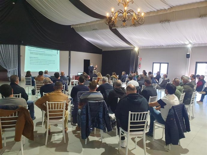 La Junta forma en higiene y seguridad alimentaria a 55 tripulantes de la flota marisquera de Huelva.