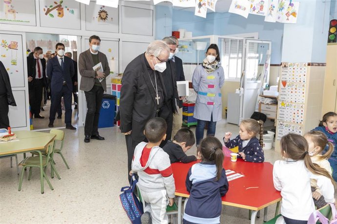 El arzobispo visita el colegio SAFA Blanca Paloma de Los Pajaritos.