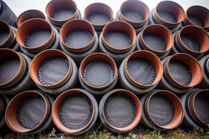 Archivo - 08 September 2020, Mecklenburg-Western Pomerania, Mukran: Pipes for the Nord Stream 2 natural gas pipeline can be seen in a storage yard in the port of Mukran on the island of Ruegen. Special ships are being prepared in the port for the furthe