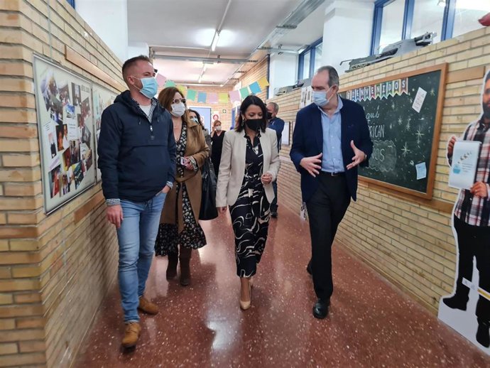 Marta Bosquet explica a jóvenes del Polígono Sur de Sevilla los valores e importancia del 28F