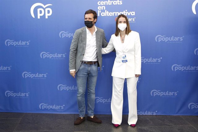 Archivo - El presidente del PP, Pablo Casado (i), y la presidenta del PP de Baleares, Marga Prohens (d). 