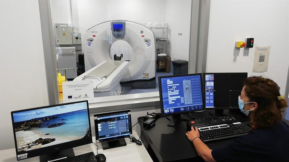 Archivo - Una profesional sanitaria en el Hospital de Alta Resolución de Estepona.