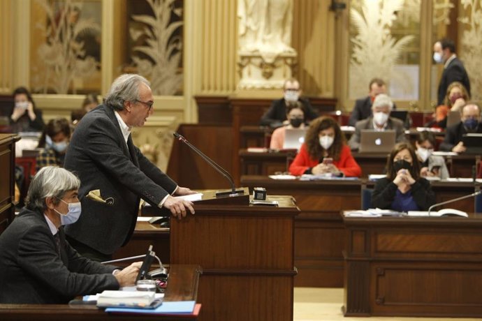 El conseller de Educación y Formación Profesional, Martí March, durante el debate de la Ley de Educación en el Parlament.