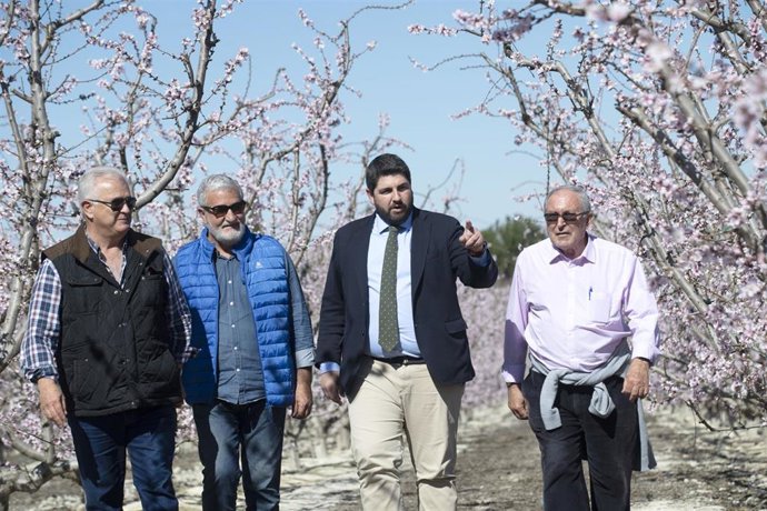 El presidente de la Región de Murcia, Fernando López Miras, visita la floración de Cieza