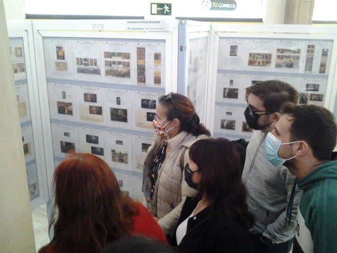 La Sociedad Tolkien visita la muestra filatélica dedicada al autor en la oficina principal de Correos