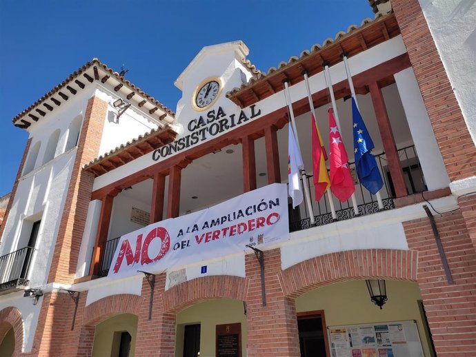 Ayuntamiento de Pinto con un cartel contra el vertedereo de la Mancomunidad del Este.