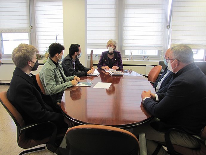 Archivo - La consejera de Educación, Marina Lombó, se reúne con el Consejo de Estudiantes de la UC