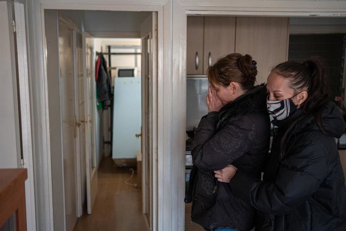 Dos mujeres mientras se ejecuta el desahucio de su familia.