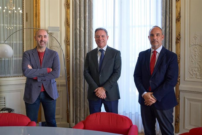 El director general de Teatro de la Maestranza (i), el director territorial en Andalucía del Grupo Santander (c), y el director de Planificación y Control de Gestión de la entidad bancaria (d), tras la firma del acuerdo.