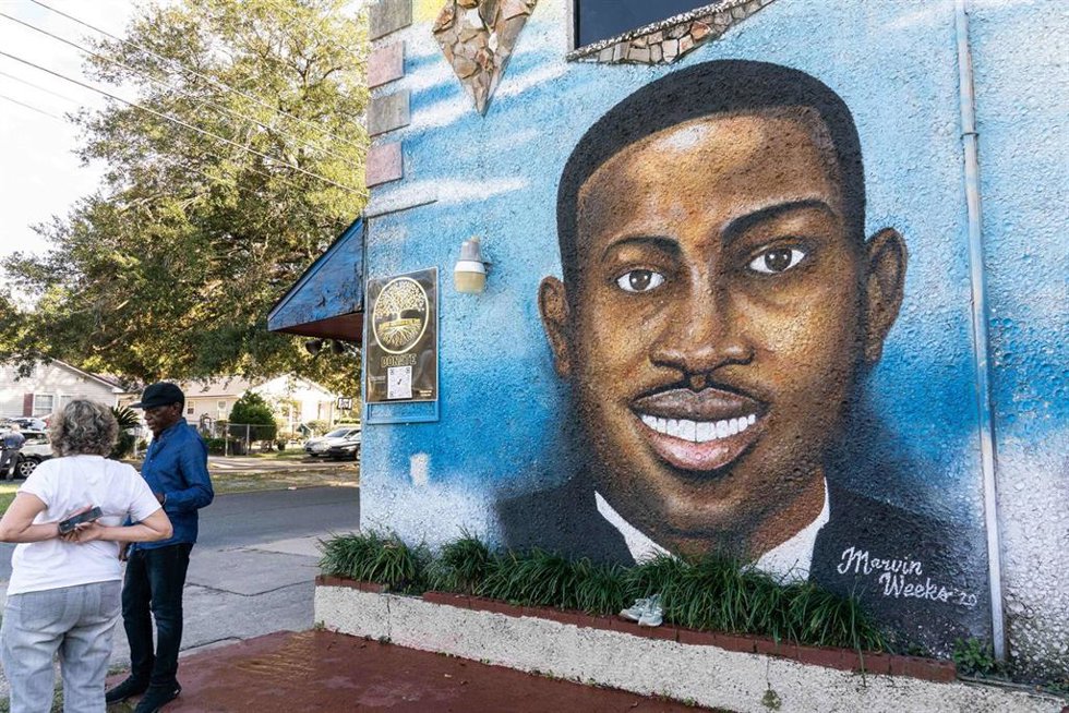 Mural en homenaje al joven Ahmaud Arbery, asesinado por tres hombres blancos cuando hacía deporte.