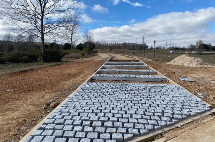 Tramo de adoquín en el nuevo corredor verde en el parque del Caño Hondo.