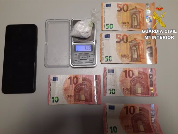 Dinero, sustancia y móvil incatuado por Guardia Civil