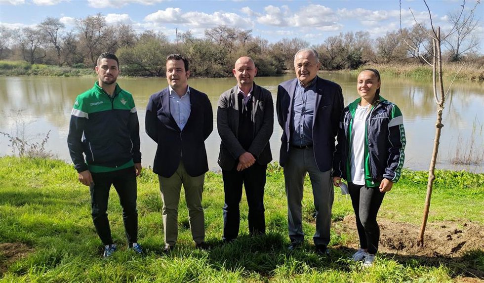 Francisco Rodríguez y Rafael Gordillo, en el centro con los jugadores del Real Betis Féminas y del Real Betis Futsal, Laurina y Rubén Cornejo.