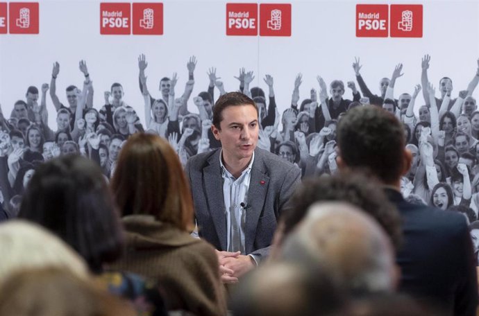 El secretario general del PSOE-M, Juan Lobato, protagonizan un diálogo abierto, en el Centro de Servicios Sociales de Torrelodones, a 18 de febrero de 2022, en Torrelodones, Madrid (España). En el encuentro, bajo el título Nuevas perspectivas políticas