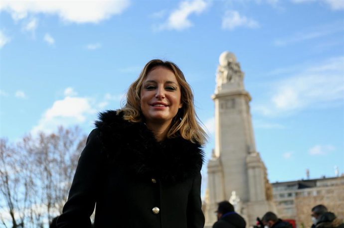 Archivo - La delegada de Cultura, Turismo y Deporte, Andrea Levy, visita el mercadillo La Navideña, situado en la plaza de España, a 5 de enero de 2022, en Madrid (España). El mercadillo que estará abierto al público hasta el próximo domingo, 9 de enero