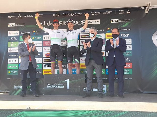 Entrega de trofeos de la segunda etapa de la Andalucía Bike Race.