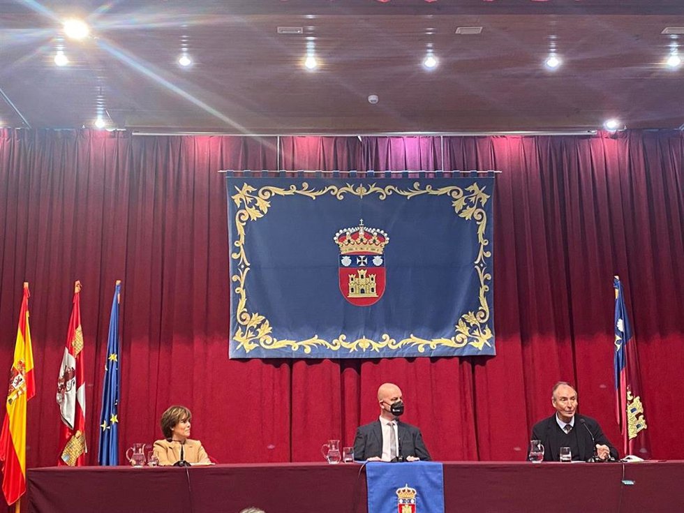 La Exvicepresidenta Del Gobierno Soraya Sáenz De Santamaría Y El Expresidente Del Senado, Juan José Laborda. (No Sé Quién Es El Del Medio).