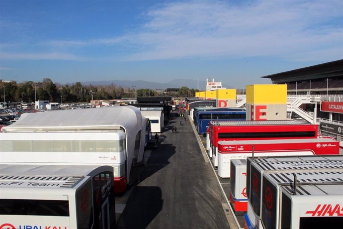 El 'paddock' del Circuit de Barcelona-Catalunya, preparado para los test de pretemporada de Fórmula 1
