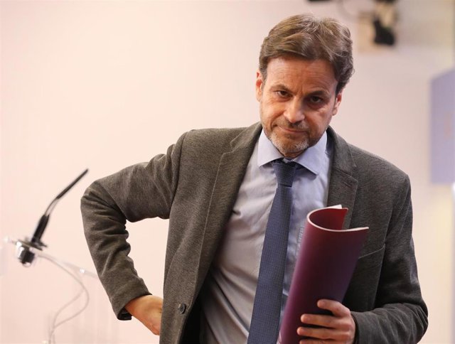 El presidente del grupo parlamentario de Unidas Podemos en el Congreso, Jaume Asens, a su llegada a una rueda de prensa durante la Junta de Portavoces, en el Congreso de los Diputados, a 25 de enero de 2022, en Madrid (España).