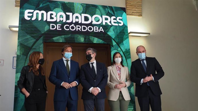 Repullo (segundo por la izda.) asiste a las jornadas 'Embajadores'.