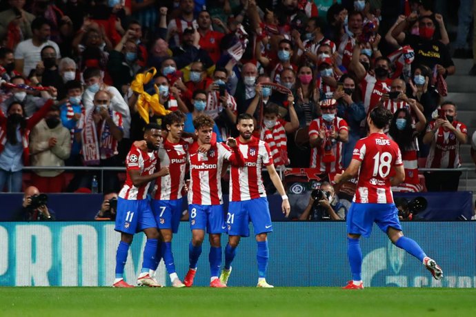 Archivo - Antoine Griezmann of Atletico de Madrid celebrates a goal with teammates during the UEFA Champions League, Group B, football match played between Atletico de Madrid and Liverpool FC at Wanda Metropolitano stadium on October 19, 2021, in Madrid