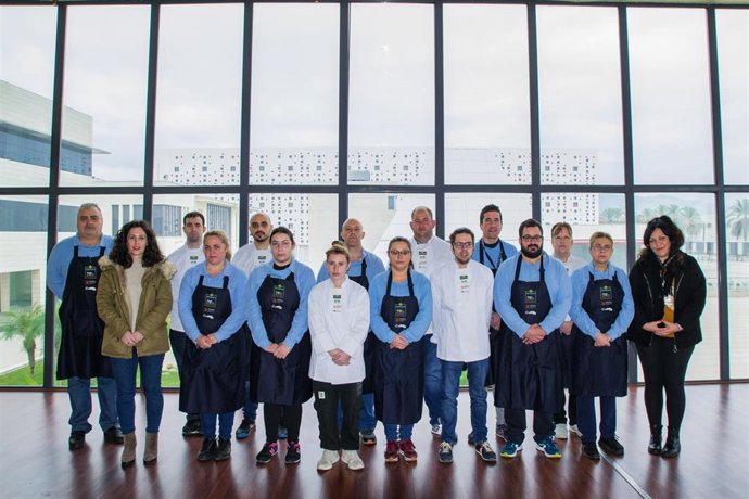 Archivo - Alumnos, profesores y responsables de Prode, en una foto de familia.