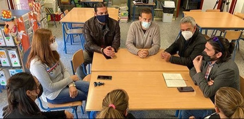 El diputado andaluz de UP Ismael Sánchez, con parte de la comunicad educativa del Pedro Garfias de Écija.