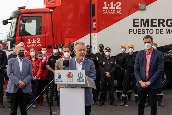 Archivo - El presidente del Gobierno de Canarias, Ángel Víctor Torres, junto al presidente del Gobierno, Pedro Sánchez, durante una visita a La Palma tras cesar la erupción del volcán de Cumbre Vieja