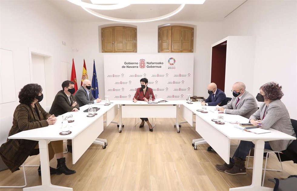 La consejera de Economía y Hacienda, Elma Saiz, preside la reunión del grupo de trabajo de medidas fiscales
