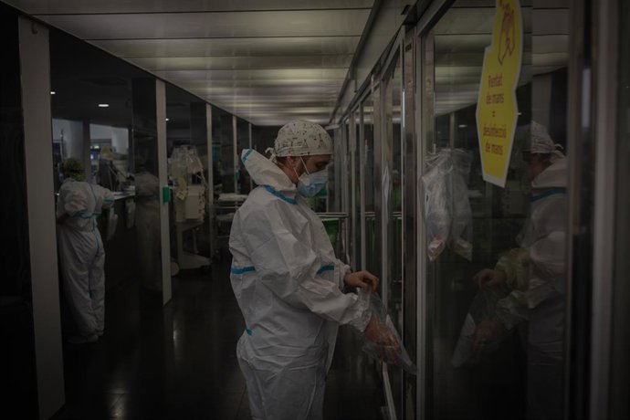 Archivo - Un treballador sanitari protegit a l'UCI
