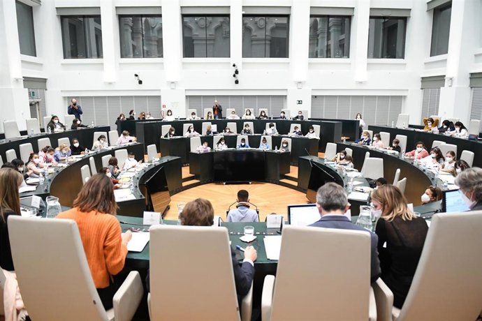 Archivo - Asistentes a un Pleno de la Infancia en el Salón del Pleno del Palacio de Cibeles