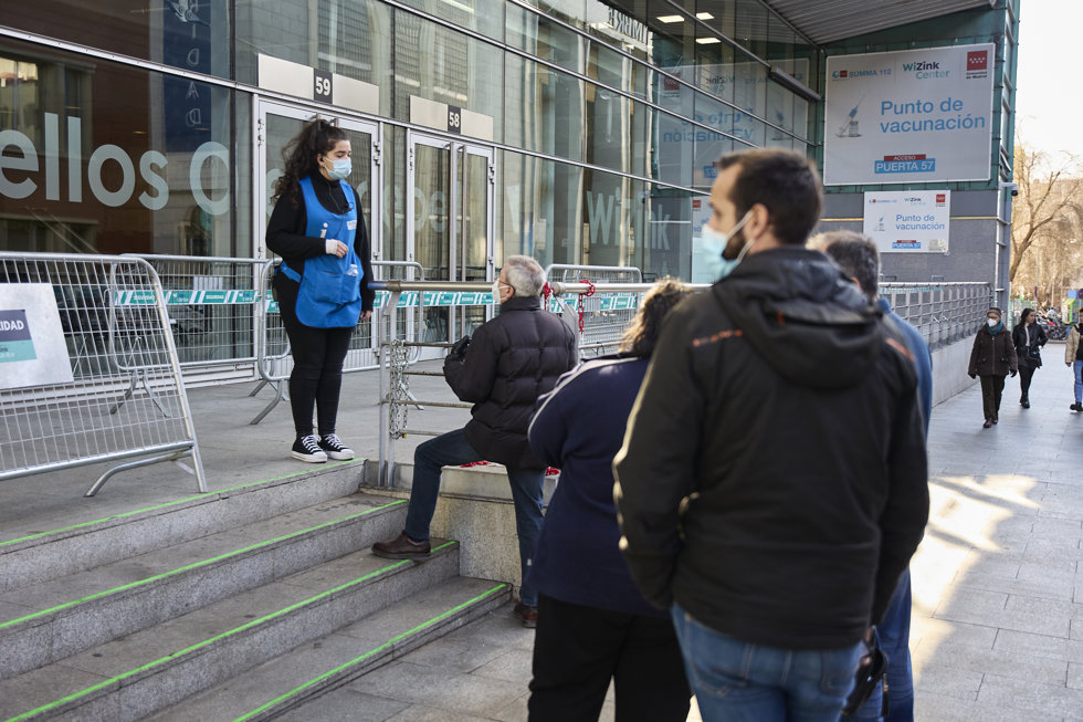Varias personas acuden a vacunarse contra el Covid-19, en el Wizink Center, a 15 de febrero de 2022, en Madrid (España). Desde hoy, en las instalaciones del Wizink Center