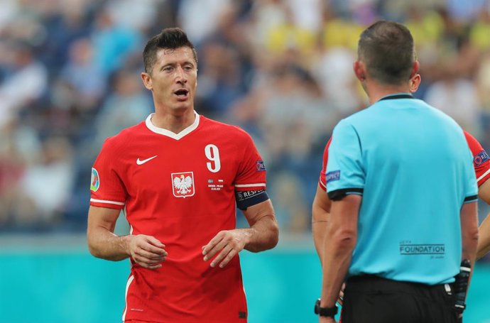 Archivo - 23 June 2021, Russia, St. Petersburg: Poland's Robert Lewandowski (L) talks to referee Michael Oliver during the UEFA EURO 2020 Group E soccer match between Sweden and Poland at St. Petersburg Stadium. Photo: Igor Russak/dpa